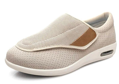 WideSteps diabetesschoenen zijn lichtgewicht en ademend, ontworpen met een antislipzool en eenvoudig verstelbare pasvorm voor optimale veiligheid en comfort. Ze bevatten drie paar memory foam-inlegzolen voor persoonlijke demping en extra schuimzolen die gezwollen voeten ondersteunen. Met een hielstabilisator bieden deze schoenen effectieve ondersteuning voor de voetgezondheid, ideaal voor mensen met diabetes die comfort en bescherming nodig hebben.