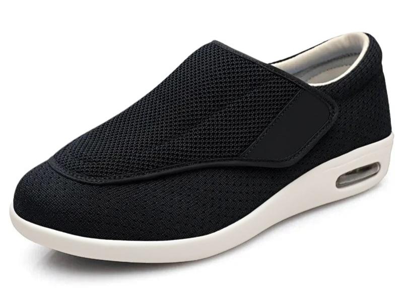 WideSteps diabetesschoenen zijn lichtgewicht en ademend, ontworpen met een antislipzool en eenvoudig verstelbare pasvorm voor optimale veiligheid en comfort. Ze bevatten drie paar memory foam-inlegzolen voor persoonlijke demping en extra schuimzolen die gezwollen voeten ondersteunen. Met een hielstabilisator bieden deze schoenen effectieve ondersteuning voor de voetgezondheid, ideaal voor mensen met diabetes die comfort en bescherming nodig hebben.