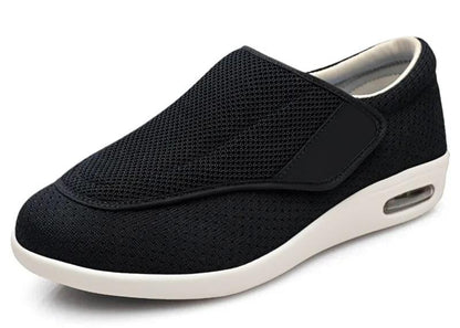 WideSteps diabetesschoenen zijn lichtgewicht en ademend, ontworpen met een antislipzool en eenvoudig verstelbare pasvorm voor optimale veiligheid en comfort. Ze bevatten drie paar memory foam-inlegzolen voor persoonlijke demping en extra schuimzolen die gezwollen voeten ondersteunen. Met een hielstabilisator bieden deze schoenen effectieve ondersteuning voor de voetgezondheid, ideaal voor mensen met diabetes die comfort en bescherming nodig hebben.