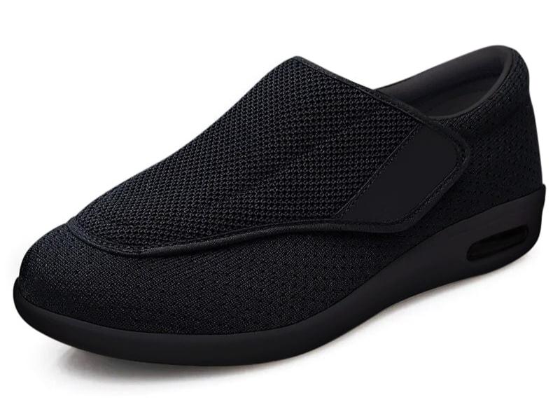 WideSteps diabetesschoenen zijn lichtgewicht en ademend, ontworpen met een antislipzool en eenvoudig verstelbare pasvorm voor optimale veiligheid en comfort. Ze bevatten drie paar memory foam-inlegzolen voor persoonlijke demping en extra schuimzolen die gezwollen voeten ondersteunen. Met een hielstabilisator bieden deze schoenen effectieve ondersteuning voor de voetgezondheid, ideaal voor mensen met diabetes die comfort en bescherming nodig hebben.