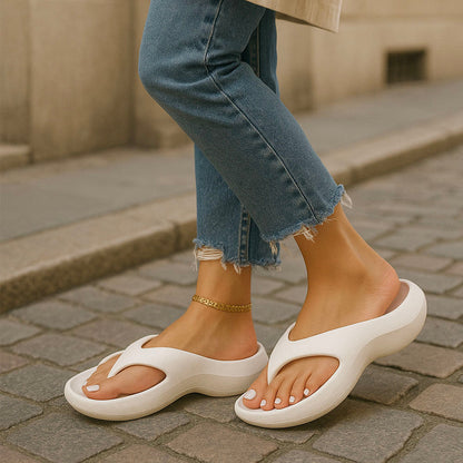 CloudSlides-teenslippers zijn ultralicht en ontworpen met vederlicht EVA-schuim voor maximaal comfort tijdens dagelijks gebruik, stranddagen of ontspanning aan het zwembad. Deze waterdichte teenslippers hebben schokabsorberende zolen om de impact op de voeten en vermoeidheid te verminderen, drogen snel en bieden betrouwbare ondersteuning. Perfect voor het verlichten van voetpijn en combineren duurzaamheid, stijl en comfort in één veelzijdig, ademend ontwerp dat ideaal is om de hele dag te dragen.