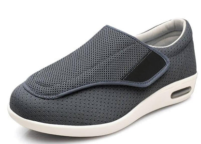 WideSteps diabetesschoenen zijn lichtgewicht en ademend, ontworpen met een antislipzool en eenvoudig verstelbare pasvorm voor optimale veiligheid en comfort. Ze bevatten drie paar memory foam-inlegzolen voor persoonlijke demping en extra schuimzolen die gezwollen voeten ondersteunen. Met een hielstabilisator bieden deze schoenen effectieve ondersteuning voor de voetgezondheid, ideaal voor mensen met diabetes die comfort en bescherming nodig hebben.