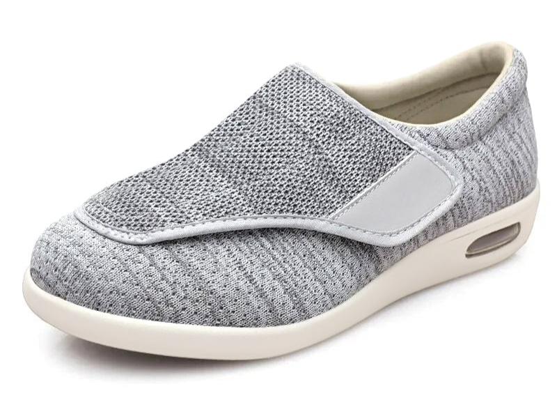 WideSteps diabetesschoenen zijn lichtgewicht en ademend, ontworpen met een antislipzool en eenvoudig verstelbare pasvorm voor optimale veiligheid en comfort. Ze bevatten drie paar memory foam-inlegzolen voor persoonlijke demping en extra schuimzolen die gezwollen voeten ondersteunen. Met een hielstabilisator bieden deze schoenen effectieve ondersteuning voor de voetgezondheid, ideaal voor mensen met diabetes die comfort en bescherming nodig hebben.